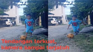 Tendangan bola terkeras kamera jatuh || tendangan bola anak kecil