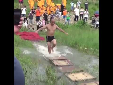 Video: Shaolin Mönch Lief 125 Meter Auf Dem Wasser - Alternative Ansicht