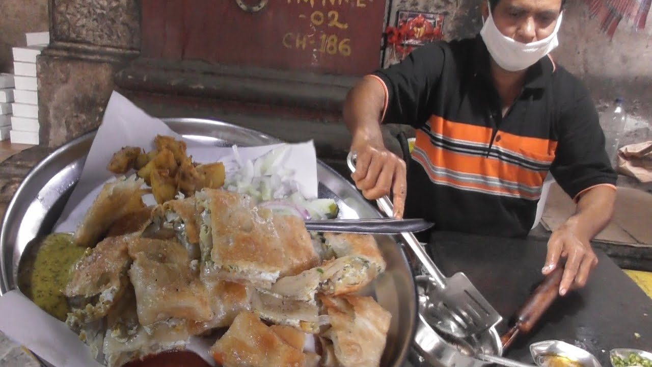 Mughlai Paratha @ 30 rs with Salad -Sauce & Potato Curry - Top Place to Eat Tasty Street Food | Indian Food Loves You