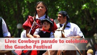 Live: Cowboys parade to celebrate the Gaucho Festival阿根廷“高乔民俗节”