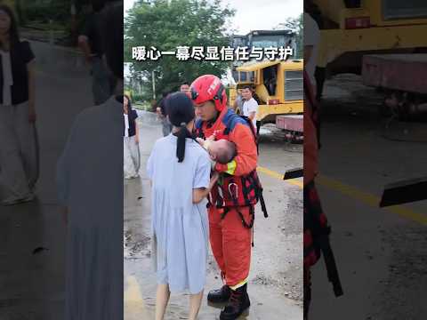 🇨🇳 南宁洪涝救援母亲托付婴儿，消防员温柔接力演绎最深信任 🇬🇧 Mother Confidently Hands Her Baby to Rescuing Firefighter thumbnail