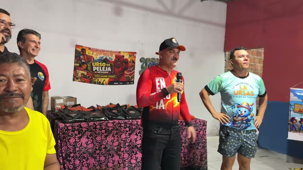 Voluntários da energia em ação para  entregar material escolar na  comunidade da Vila do Presidio.