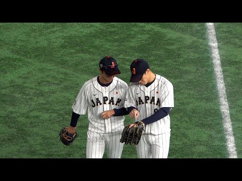 【みんなグローブどうしてる？】意見交換するヤクルト塩見泰隆、カープ西川龍馬、阪神近本　2022/11/5　侍ジャパン　日本ハム
