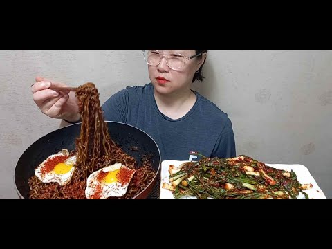 MUKBANG] 고춧가루 팍팍 뿌려 매콤하게~ 짜짜로니 4봉&amp;amp;파김치와 <strong>반숙</strong>~ EATING SOUND