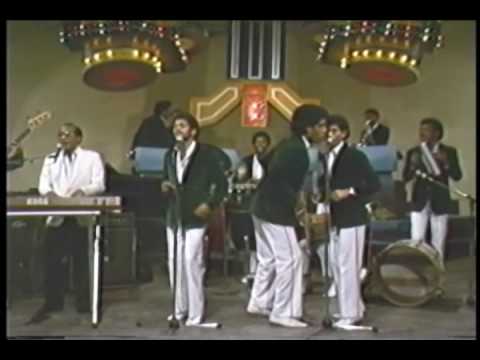 DIONI FERNANDEZ Y EL EQUIPO (video 80's) - El Guardia Del Arsenal - MERENGUE CLASICO - YouTube
