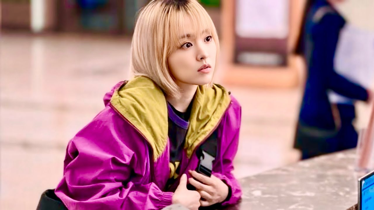 بتعرف إن أختها التوأم بيتنمروا عليها فى شغلها عشان غلبانة ف تبدل معاها حياتها وبتروح مكانها الشغل