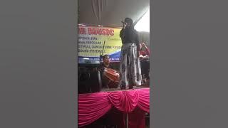 Detik detik rok penyanyi tersingkap karna angin kencang