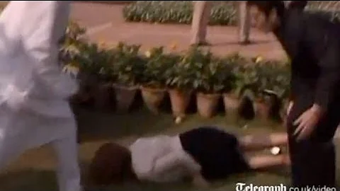 Julia Gillard falls over during India visit