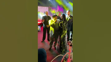 هدي تحتضن عبدالباسط حمودة في حفلة رمضانية ويغني انا مش عارفني 