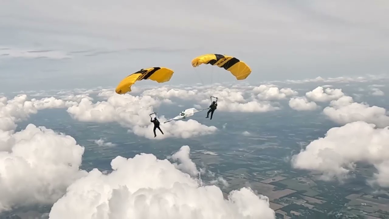 U.S. Army Parachute Team Jumps at Dayton Air Show미육군 낙하산  팀