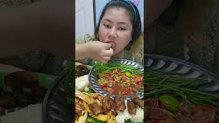 กินส้มตำโชว์กับท้องปลาแซลมอนทอดซี่โครงหมูทอดแซ่บๆ