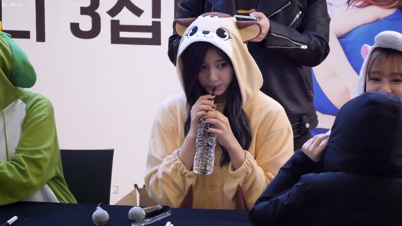 161204 트와이스 (TWICE) 입장및 인사 팬사인회시작 [쯔위] Tzuyu 직캠 Fancam (트와이스팬사인회 여의도IFC몰) by Mera