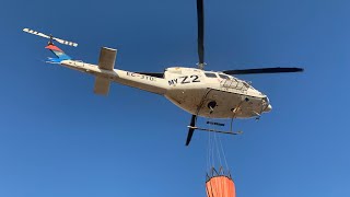 Espectaculares maniobras de helicópteros cargando agua y apagando incendio en Carbajales de Alba