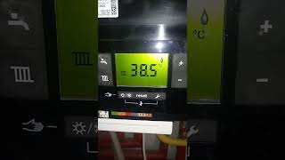 Napełnianie syfonu w kotle Buderus przed pracą kotła.