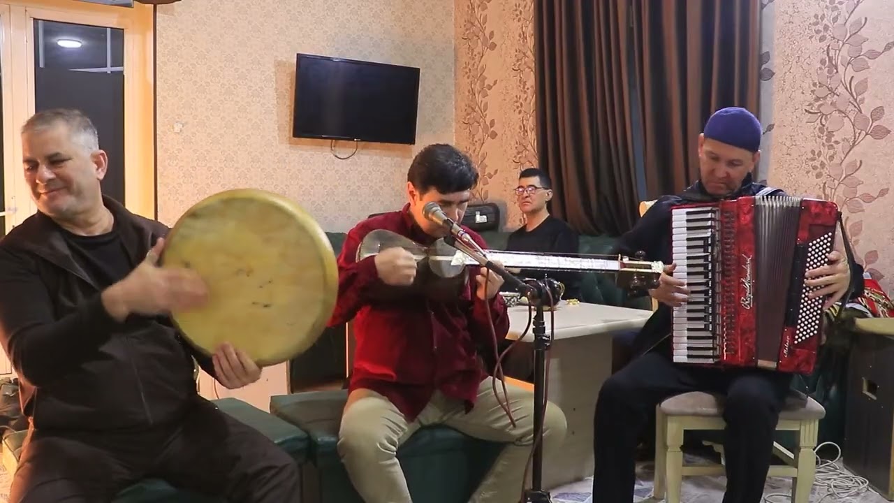 Jonli ijro jangchilari Oybek Axmedov