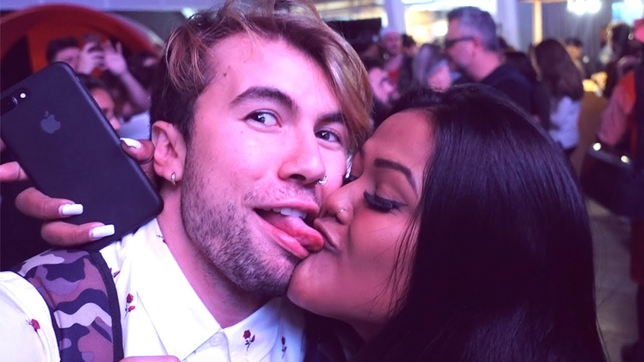 Я поцеловал Камилу Лоурес на вечеринке YouTube Space ‹ Карлос Сантана ›