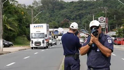 Que feio desembargador do Tribunal de Justiça de SP Eduardo Siqueira se recusa a usar máscara na praia de Santos e multado rasga a multa ofende o agente da GM e da mau exemplo?