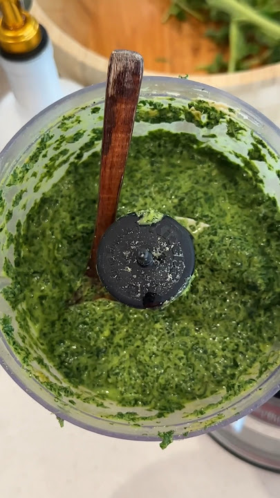 Dairy-free Kale Cashew Pesto - recipe linked in comments #plantbased #pesto