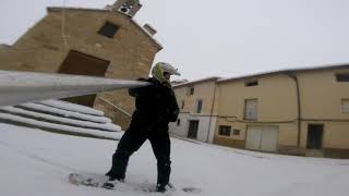 Snowboard por las calles de Baldovar, aldea de Alpuente (Valencia)