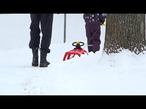 Video: Kā noņemt riepu no zāles pļāvēja, kas brauc ar amatnieku?