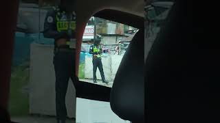 SECURITY GUARD caught using MOBILE PHONES whill managing TRAFFIC SCHEME at 6am! #update #morning