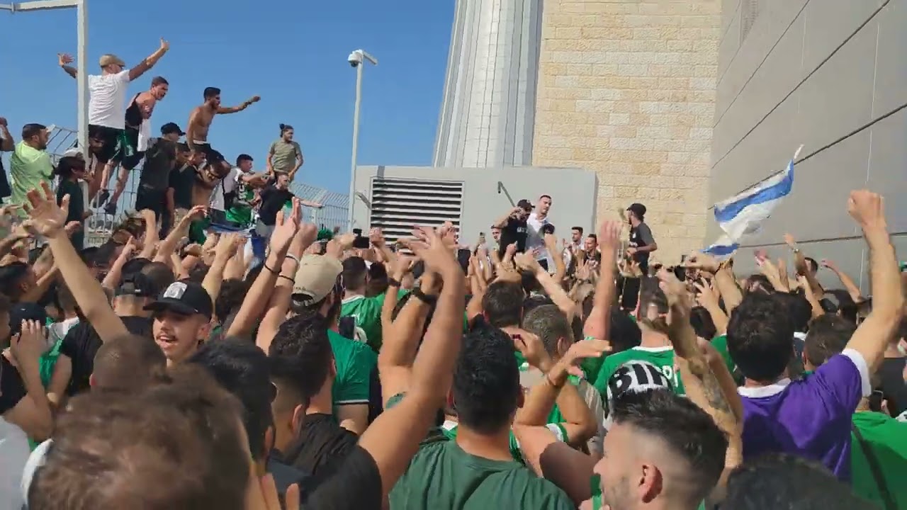 הקהל של מכבי חיפה חוגג עם השחקנים מחוץ לשדה התעופה את העלייה לליגת האלופות