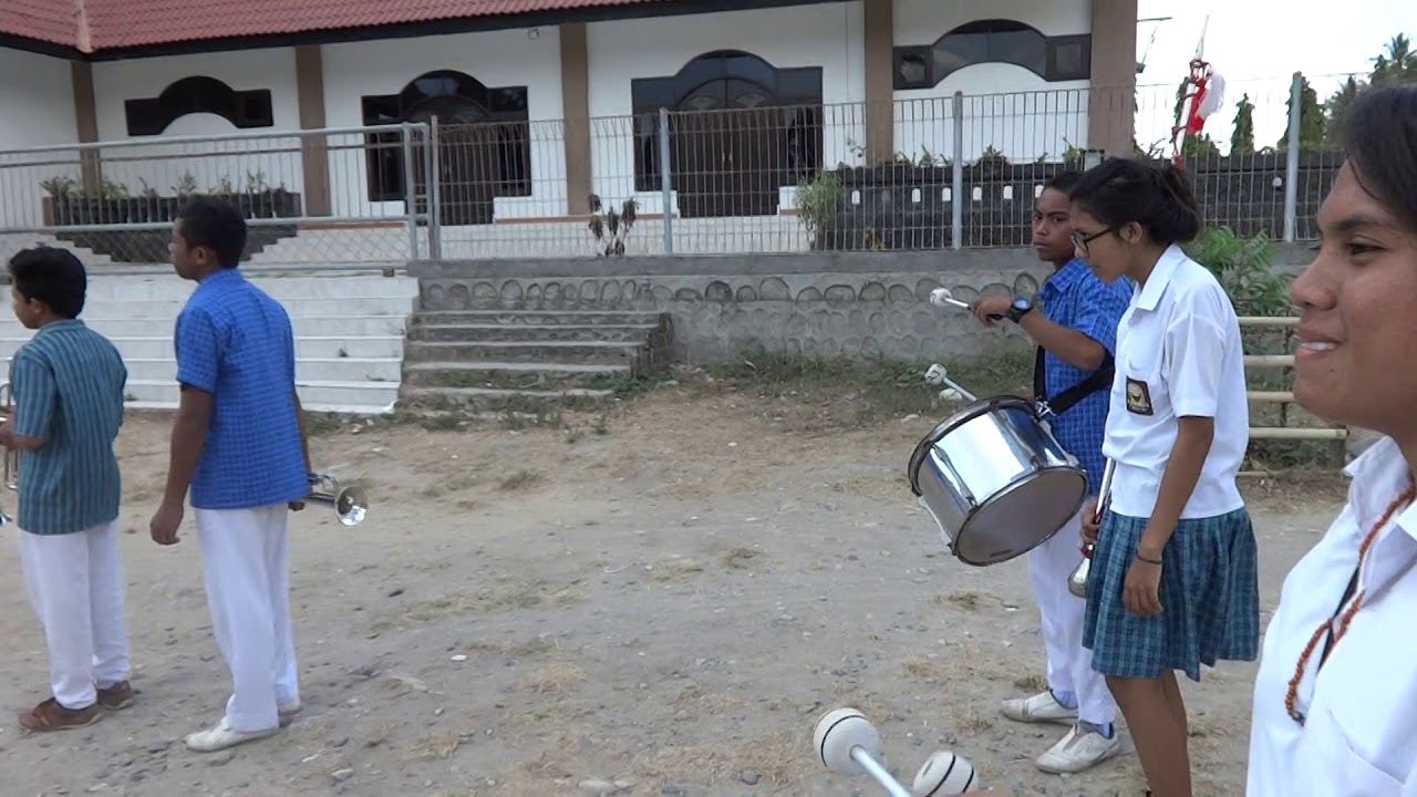 Latihan drum band SMAK Anda Luri dalam persiapan karnaval tahun 2015.
