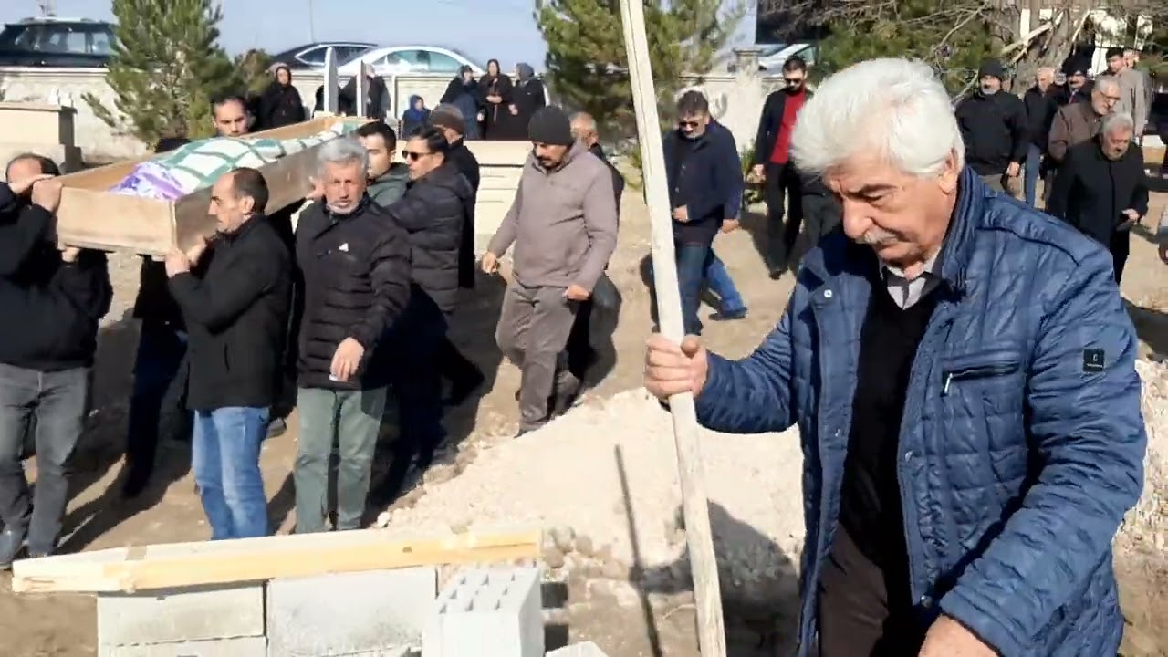 Kayseri ili Pınarbaşı ilçesi Büyük KARAMANLI Köyünden GÜLLÜ KUMLU nun cenaze görüntüleri 