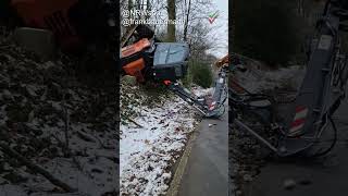 Bagger-Unfall Extrem Bagger Umgekippt Liegt Kopfüber In Böschung Am Straßenrand In Wuppertal