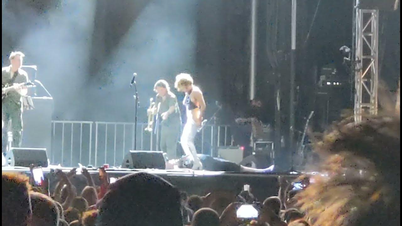 Brass against singer SOPHIA URISTA pees on Fan YouTube