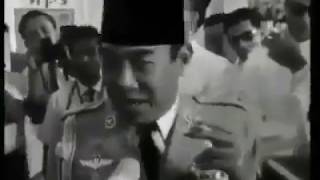 GAYA PAK SOEKARNO MEROKOK DI DEPAN PEJABAT