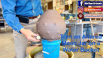 774. Trimming an Altered Moon Jar on a Water Bucket with Hsin-Chuen Lin 林新春 用水桶當作修坯台