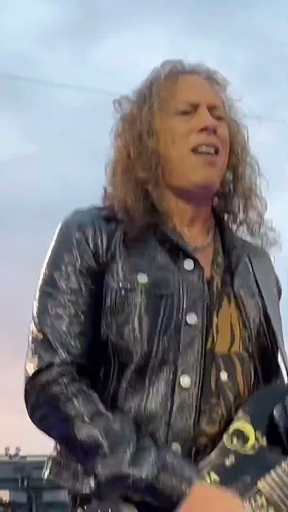 Kirk Hammett on fire playing Memory Remains solo perfect view from Snake Pit 🐍🔥 #metallica #m72
