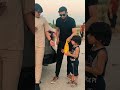 حزين شاهد شاب يفرح هذا الصغير ويجبر خاطره حزين شاهد شاب يفرح هذا الصغير ويجبر خاطره