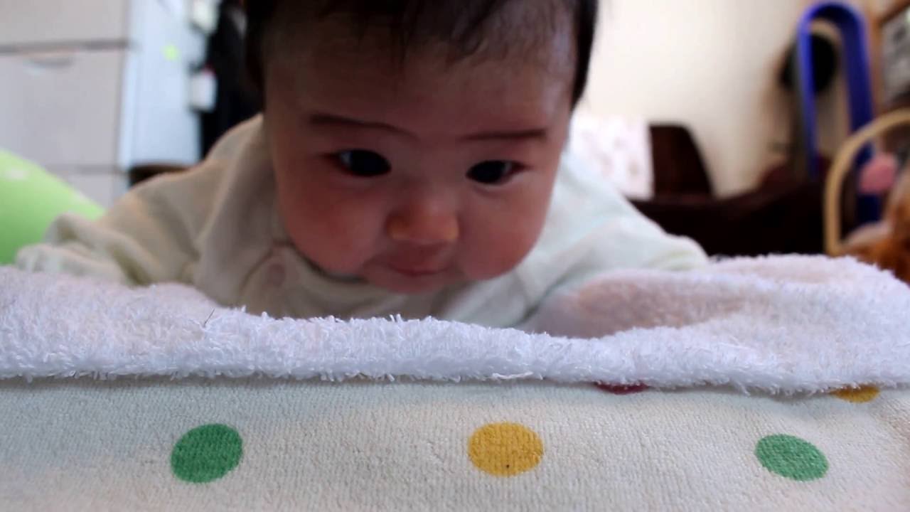 生後二か月の赤ちゃん かわいい腹這い運動 Baby Traning Youtube 生後二か月の赤ちゃん かわいい腹這い運動 Baby Traning Youtube