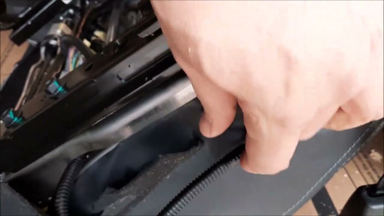 FixIt-027 - Замена обивки водительского сиденья на Subaru Outback 2016 года выпуска