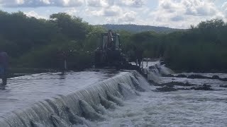 REALIZANDO A LIMPEZA NO SANGRADOR DO AÇUDE MUQUÉM EM CARIÚS-CE 14/04/2022