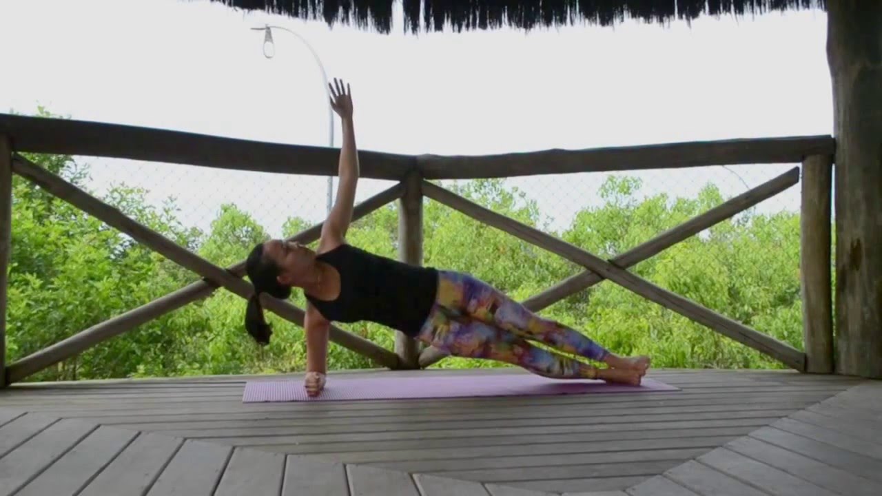 Foto de Grupo De Mulheres Asiáticas E Homens Fazendo Pilates Deitados Em  Tapetes De Yoga Na Aula De Aeróbica Jovens Esportivos De Joelhos Dobrados  No Chão E Colocar As Mãos Para Cima