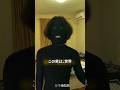 この男性は世界で最も黒い色で自分を塗った