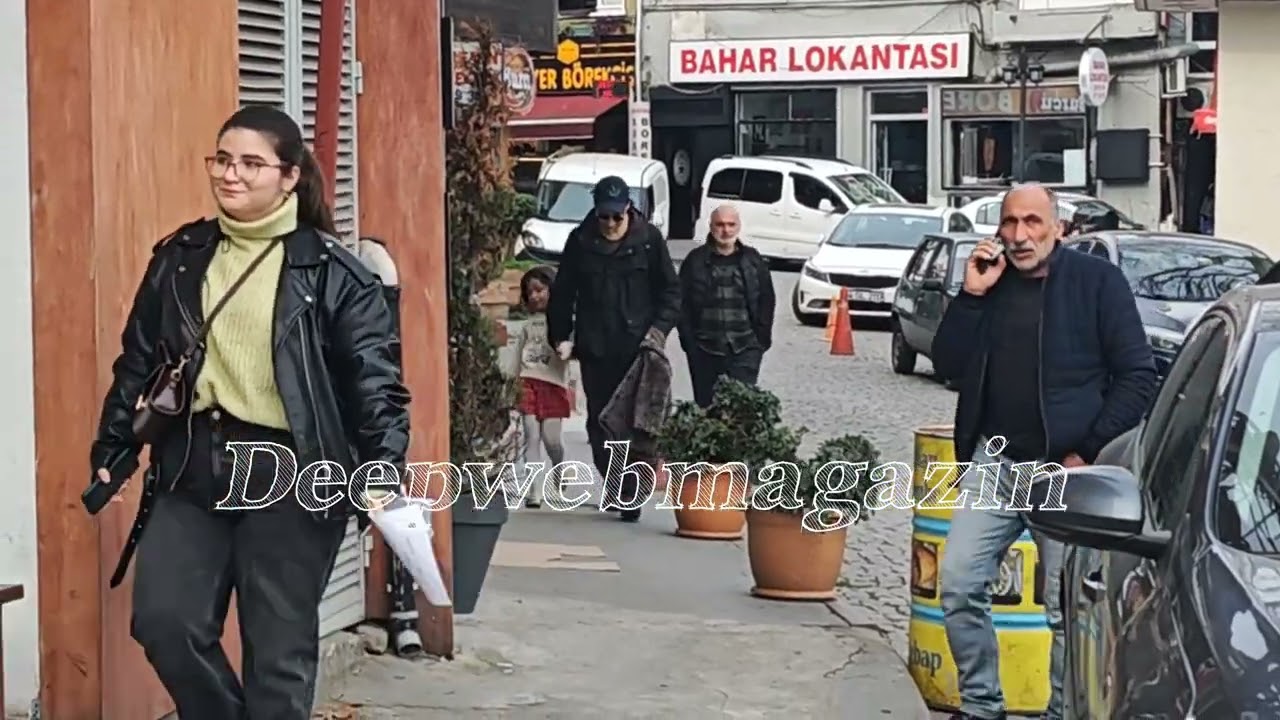 DUMAN grubu solisti Kaan Tangöze kızı ve Eşi Kıvılcım Ural ile Sarıyer de keyifli vakit geçirdi