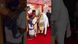 PM Modi Seeks Blessings of Padma Shri Awardee Purnamasi Jani | Jist