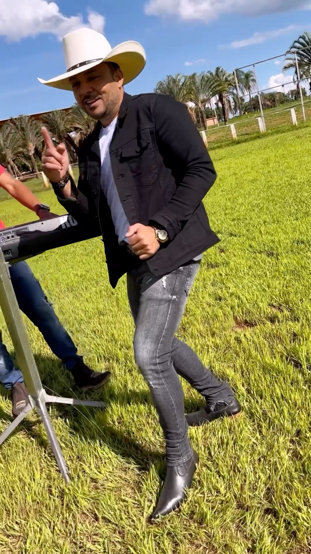 O fenômeno￼ cantando novamente para vocês #boanoiteee #leaozinhodoforrooficial #forro