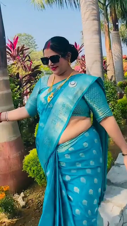 Beautiful mature nepali desi aunty navel saree walking reels❤️❤️❤️ #auntylove #chubbyaunty