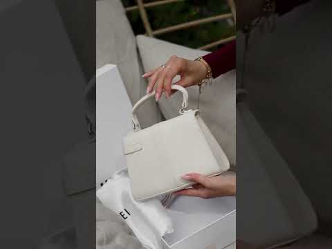 Брендова жіноча сумка JW PEI Elise Top Handle Bag White | Стильна та компактна крос-боді з натуральної шкіри, Premium якість, видео 1