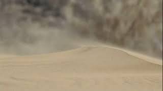 Ветер сдувает песок с вершины бархана в пустыне Кызылкум