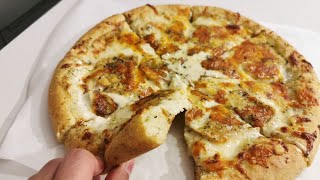 Pizza 4 fromages avec pâte fait maisonبيتزا بالجبن بعجين ناجح