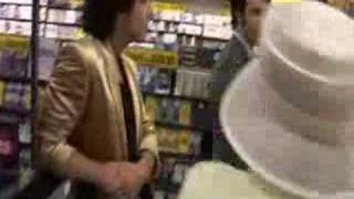 The Queen Buys The Jonas Brothers UK Debut Album