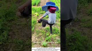 Farmer Straps a Blue Umbrella to His Back – DIY Hands‑Free Sun Shade ☂️🧑🌾