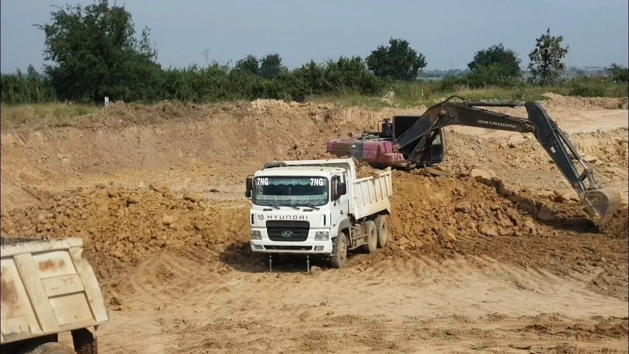 Exca Loading Excavator Loading Soil Into Dump Trucks Hyundai20-25ton Exca Matador ...