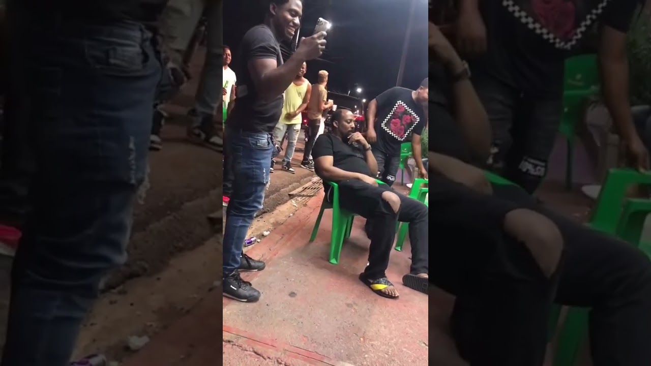 Vladimir Guerreron disfrutando en un colmado